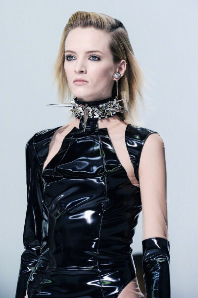 Versace 2013秋冬大秀 Daria Strokous & Kasia Struss 开闭+领场
[weibo@小象我国]