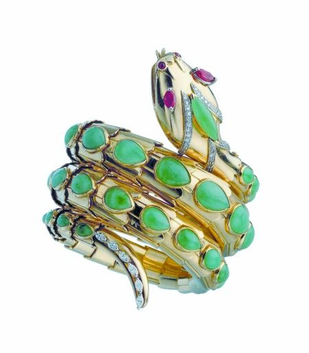 宝格丽18K黄金蛇形手镯腕表，镶嵌翡翠、红宝石及钻石，创作于1965年。
