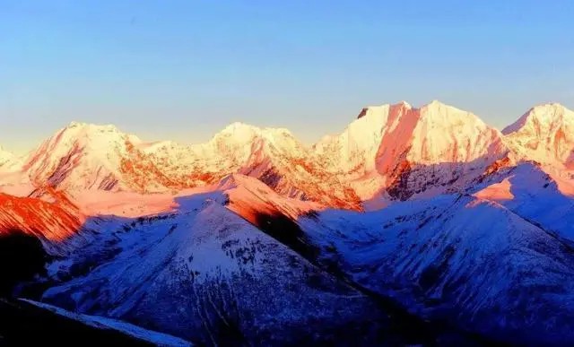 贡嘎雪山
遥望贡嘎，仿佛就是一种对天地的敬畏。
每次遥望山峰，感叹天地造物的能力，需要多久的岁月和耐力，才能造就出这样震撼的景色。
有时淡云飘渺似薄纱笼罩山峰，有时一阵云流顺陡峭山峰至泻千米，倾注深谷都能让您感受到俊秀浓妆，宛如仙境。
登临其上后，放眼望去，万里银白的雪域匍匐在山下，尤为壮观。