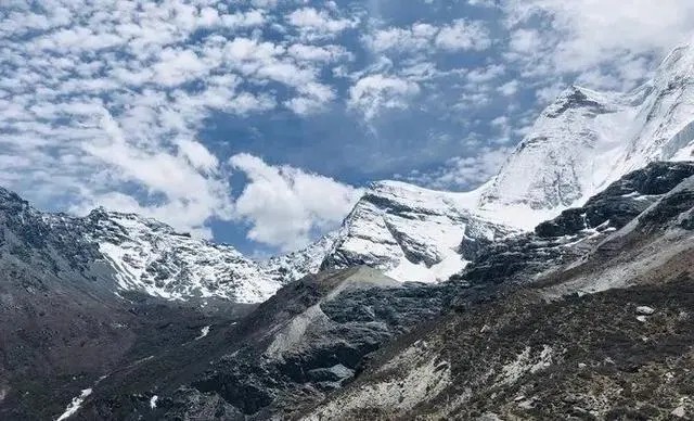 贡嘎雪山
遥望贡嘎，仿佛就是一种对天地的敬畏。
每次遥望山峰，感叹天地造物的能力，需要多久的岁月和耐力，才能造就出这样震撼的景色。
有时淡云飘渺似薄纱笼罩山峰，有时一阵云流顺陡峭山峰至泻千米，倾注深谷都能让您感受到俊秀浓妆，宛如仙境。
登临其上后，放眼望去，万里银白的雪域匍匐在山下，尤为壮观。