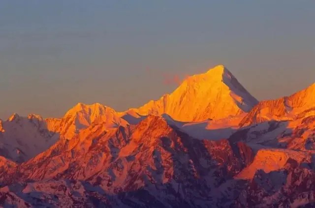 贡嘎雪山
遥望贡嘎，仿佛就是一种对天地的敬畏。
每次遥望山峰，感叹天地造物的能力，需要多久的岁月和耐力，才能造就出这样震撼的景色。
有时淡云飘渺似薄纱笼罩山峰，有时一阵云流顺陡峭山峰至泻千米，倾注深谷都能让您感受到俊秀浓妆，宛如仙境。
登临其上后，放眼望去，万里银白的雪域匍匐在山下，尤为壮观。