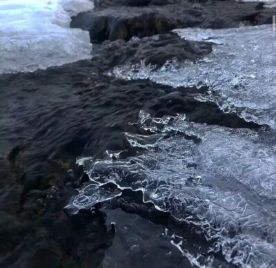 喜欢吃的菜要吃到腻喜欢的歌要听到烦
从来不给欲望留余地
//背景图