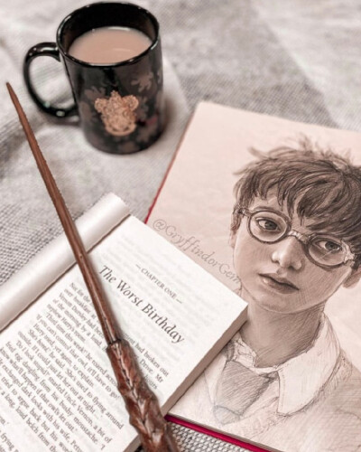 精致的插画配一杯淡淡的卡布奇诺☕️ 手持魔杖一声“Expecto Patronum” 愿五月安好✨