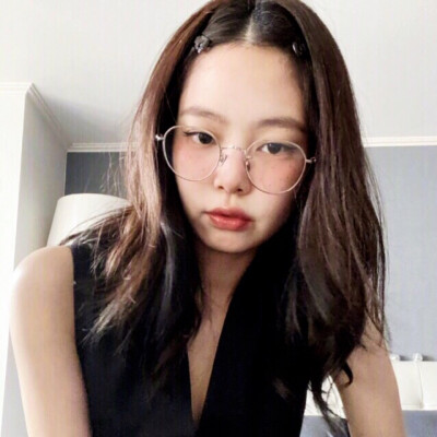 最近好吃Jennie的颜
新手修图 自截自修 二传二改
抱图吱一声