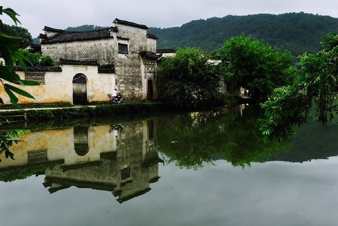 【原创】《是谁蚕食了我们的家园》
那记忆中的小山还在吗
它是不是已经断裂
那深达十米宽达两米的沟痕
像一张大口要把人吞啮
那记忆中的河岸还在吗
它是不是已经坍塌
那栽歪的老柳树裸露的根系
像一只大手正无所适惬
那记忆中的农田还在吗
它是不是已经废弃
那沙化的土层成了千沟万壑
像一片破布铺展在原野
那记忆中的斜坡还在吗
它是不是已经滑落
那脆弱的铁丝网被撑得鼓鼓
像一条袋子将巨石拦截
走过大自然被美景陶醉过
也为创伤担忧着
放下手中的斧子刀锯和贪欲吧
否则我们只能自食其果
文/黑龙江牡丹江苏丽荣
#诗词# #情感#