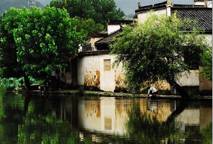 【原创】《是谁蚕食了我们的家园》
那记忆中的小山还在吗
它是不是已经断裂
那深达十米宽达两米的沟痕
像一张大口要把人吞啮
那记忆中的河岸还在吗
它是不是已经坍塌
那栽歪的老柳树裸露的根系
像一只大手正无所适惬
那记忆中的农田还在吗
它是不是已经废弃
那沙化的土层成了千沟万壑
像一片破布铺展在原野
那记忆中的斜坡还在吗
它是不是已经滑落
那脆弱的铁丝网被撑得鼓鼓
像一条袋子将巨石拦截
走过大自然被美景陶醉过
也为创伤担忧着
放下手中的斧子刀锯和贪欲吧
否则我们只能自食其果
文/黑龙江牡丹江苏丽荣
#诗词# #情感#