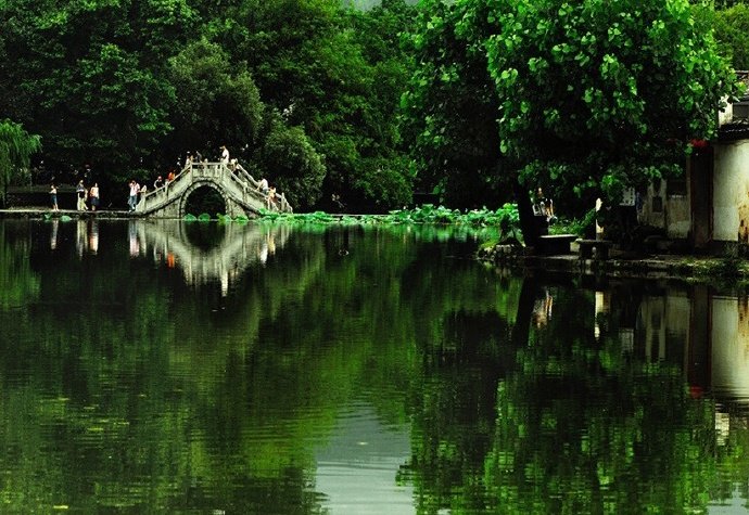 【原创】《是谁蚕食了我们的家园》
那记忆中的小山还在吗
它是不是已经断裂
那深达十米宽达两米的沟痕
像一张大口要把人吞啮
那记忆中的河岸还在吗
它是不是已经坍塌
那栽歪的老柳树裸露的根系
像一只大手正无所适惬
那记忆中的农田还在吗
它是不是已经废弃
那沙化的土层成了千沟万壑
像一片破布铺展在原野
那记忆中的斜坡还在吗
它是不是已经滑落
那脆弱的铁丝网被撑得鼓鼓
像一条袋子将巨石拦截
走过大自然被美景陶醉过
也为创伤担忧着
放下手中的斧子刀锯和贪欲吧
否则我们只能自食其果
文/黑龙江牡丹江苏丽荣
#诗词# #情感#