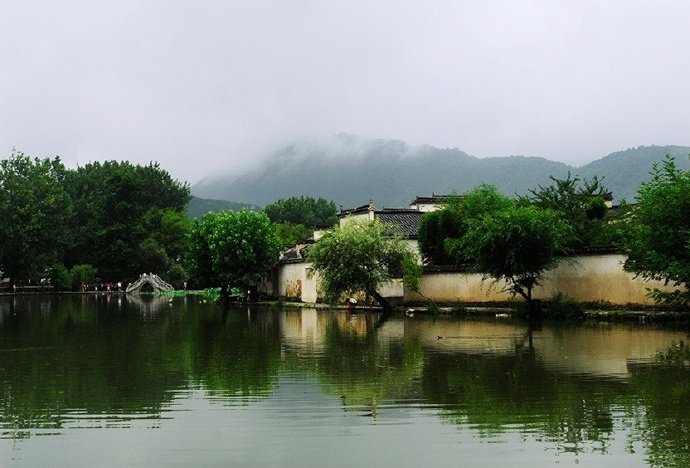 【原创】《是谁蚕食了我们的家园》
那记忆中的小山还在吗
它是不是已经断裂
那深达十米宽达两米的沟痕
像一张大口要把人吞啮
那记忆中的河岸还在吗
它是不是已经坍塌
那栽歪的老柳树裸露的根系
像一只大手正无所适惬
那记忆中的农田还在吗
它是不是已经废弃
那沙化的土层成了千沟万壑
像一片破布铺展在原野
那记忆中的斜坡还在吗
它是不是已经滑落
那脆弱的铁丝网被撑得鼓鼓
像一条袋子将巨石拦截
走过大自然被美景陶醉过
也为创伤担忧着
放下手中的斧子刀锯和贪欲吧
否则我们只能自食其果
文/黑龙江牡丹江苏丽荣
#诗词# #情感#