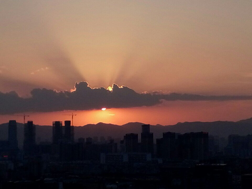 《我在昆明等你》（歌词原创）
天空如此的湛蓝
花儿任性地开放
四季缓缓
除了等你，我不再忧伤
小鸟在树梢歌唱
海鸥在身旁飞翔
风轻云淡
除了等你，我不再慌乱
勾画着相遇的美丽
我在昆明等你
巷子里有童年记忆
青砖上有千年传奇
花香中调整好呼吸
我在昆明等你
登龙门看滇池浩淼
手牵手寻金马碧鸡
我在昆明等你
等两个人的风花雪月
我在昆明等你
等你来，诗意的栖居
文/董加伟
图/堆糖 #歌词# #昆明#