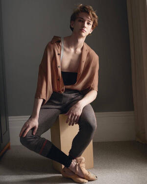 Julian Mackay-朱利安·麦凯，出生在美国蒙大拿州一个舞蹈家庭。俄罗斯芭蕾舞独舞演员。代表作品《喀秋莎》。现在米哈伊洛夫斯基剧院担任舞者。