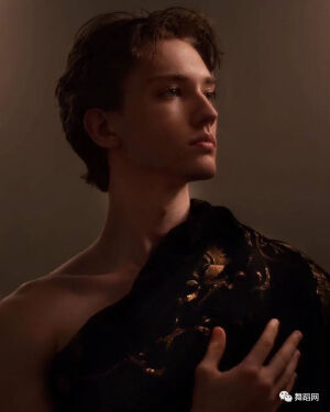 Julian Mackay-朱利安·麦凯，出生在美国蒙大拿州一个舞蹈家庭。俄罗斯芭蕾舞独舞演员。代表作品《喀秋莎》。现在米哈伊洛夫斯基剧院担任舞者。