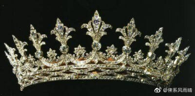 The Hesse Stawberry Leaf Tiara 黑森的草莓叶王冠，是阿尔伯特亲王亲自为即将出嫁的二女儿爱丽丝设计的嫁妆王冠，由珠宝商加纳德制造，非常可惜的是，阿尔伯特未能亲眼看到女儿出嫁，所以后面爱丽丝婚礼上戴的也是…