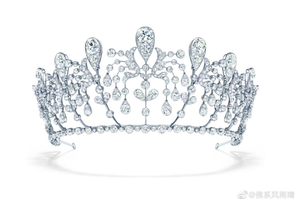 The Chaumet Bourbon Parma Tiara 波旁-帕尔马的尚美王冠，1919年波旁-帕尔马王子西克斯和法国杜迪奥维尔公爵之女海德薇结婚时，公爵老爸请尚美打造了这顶王冠送给女儿作为结婚礼物，王冠以倒立的金钟花和蕾丝为元素，水滴钻石可以随风摇摆。因为海德薇和西克斯只有一个独生女，所以不能继承爵位，而王冠后来卖回给老东家尚美，一直随尚美在世界各地展出，成为招牌之一，而且也拍了不少硬照，《公主日记》里安妮·海瑟薇是借戴还是戴的仿款？我觉得王冠放着摆拍比戴在头上好看。