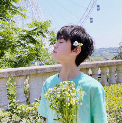 『左航』
元气满满的左航小宝贝♡
快生日啦♡
（图片来源于wb）