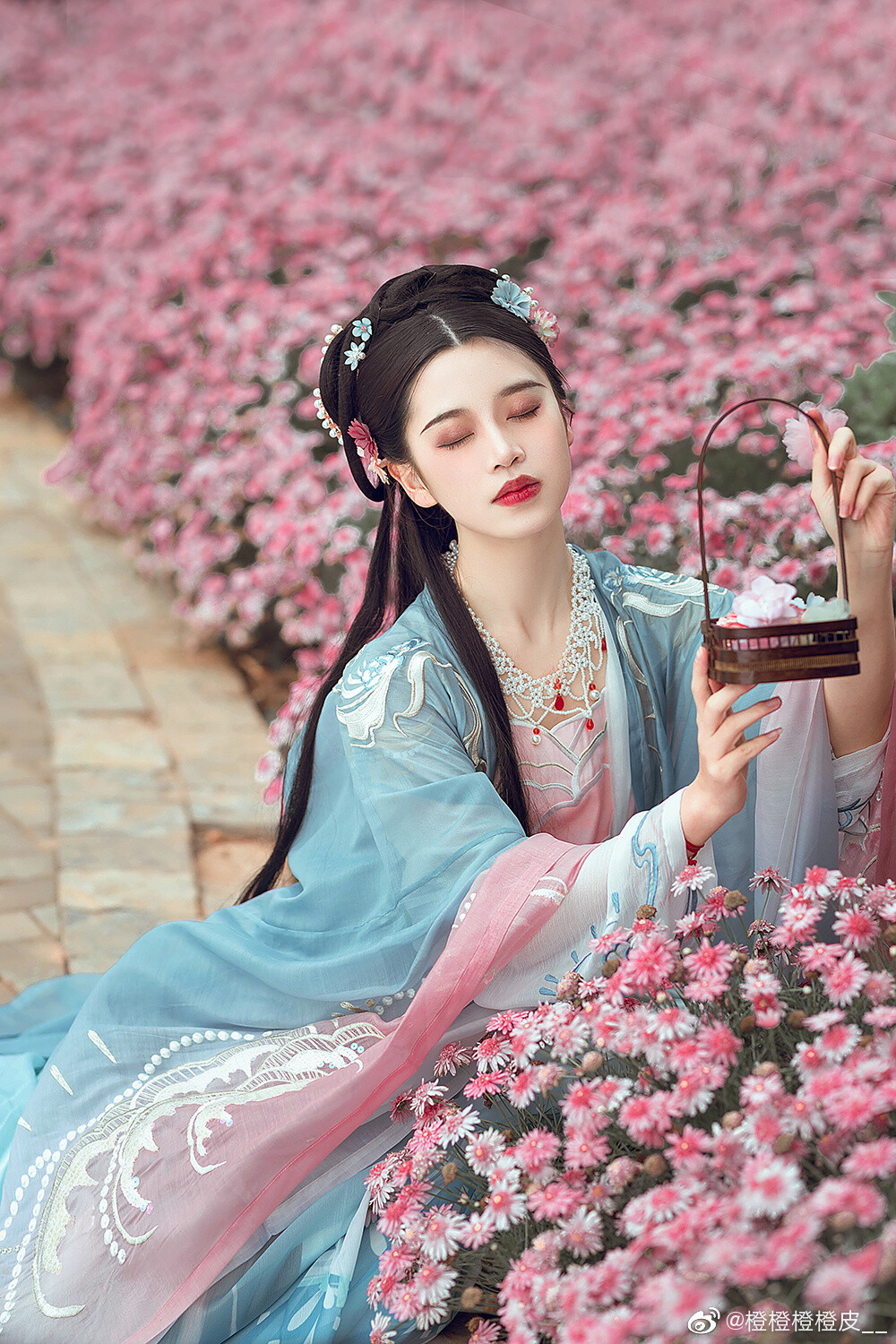 #昆明约拍#
====飞花令====
妆造摄后：@橙橙橙橙皮__
出镜：美丽客妹
服装：@十三余汉服
#昆明约拍##客片分享#排版接单##南宁约拍##汉服约拍##约拍##十三余#