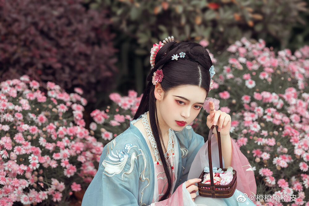 #昆明约拍#
====飞花令====
妆造摄后：@橙橙橙橙皮__
出镜：美丽客妹
服装：@十三余汉服
#昆明约拍##客片分享#排版接单##南宁约拍##汉服约拍##约拍##十三余#