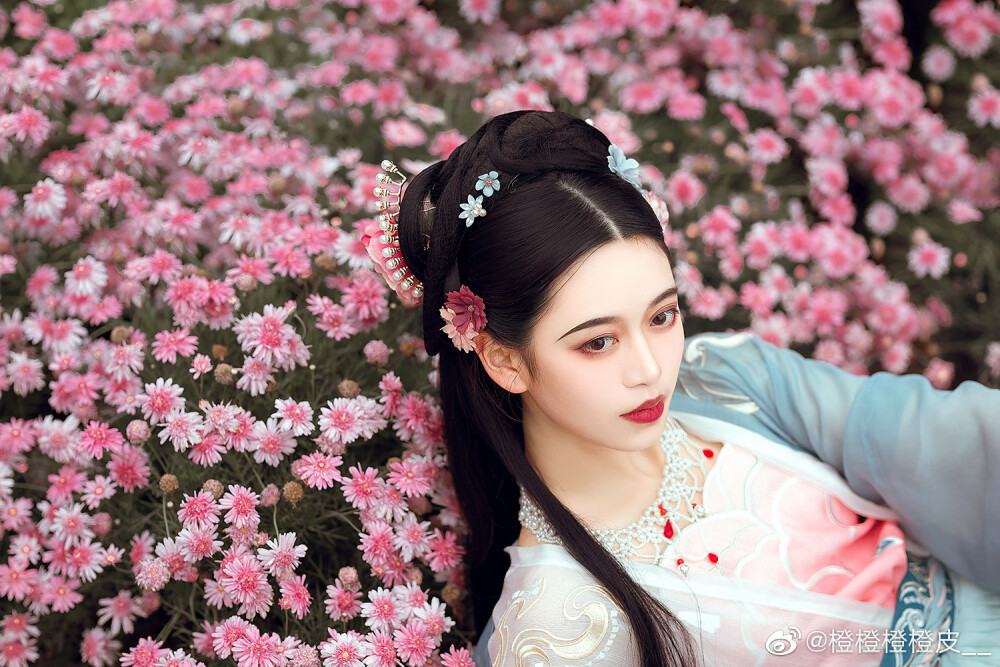 #昆明约拍#
====飞花令====
妆造摄后：@橙橙橙橙皮__
出镜：美丽客妹
服装：@十三余汉服
#昆明约拍##客片分享#排版接单##南宁约拍##汉服约拍##约拍##十三余#