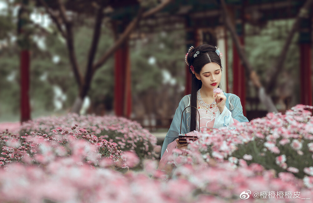 #昆明约拍#
====飞花令====
妆造摄后：@橙橙橙橙皮__
出镜：美丽客妹
服装：@十三余汉服
#昆明约拍##客片分享#排版接单##南宁约拍##汉服约拍##约拍##十三余#