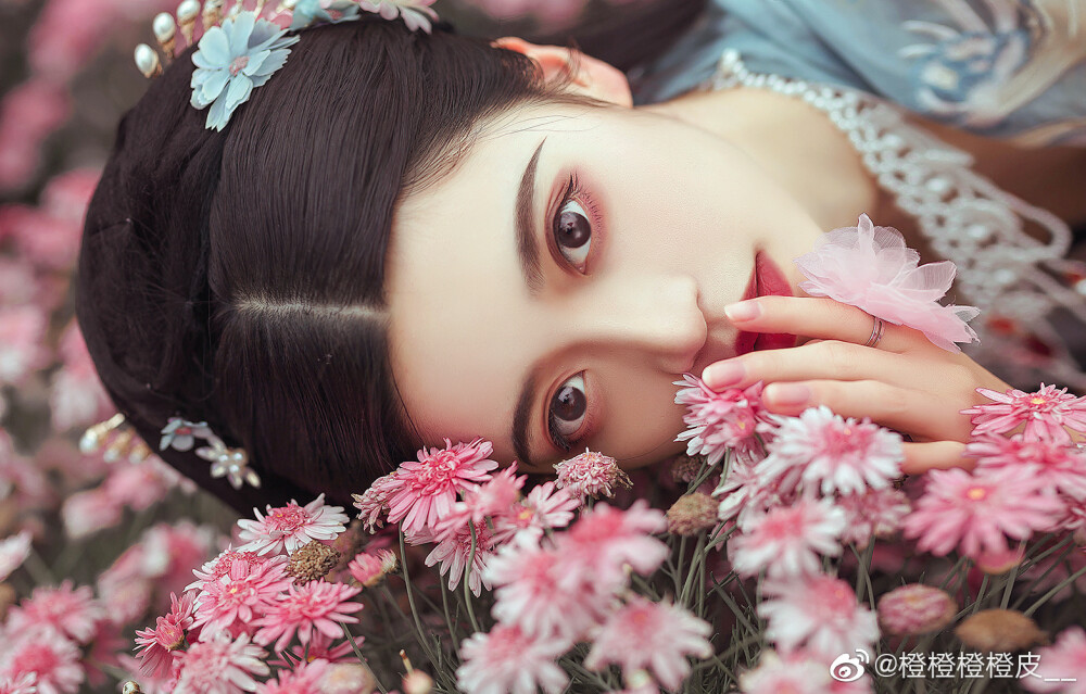 #昆明约拍#
====飞花令====
妆造摄后：@橙橙橙橙皮__
出镜：美丽客妹
服装：@十三余汉服
#昆明约拍##客片分享#排版接单##南宁约拍##汉服约拍##约拍##十三余#