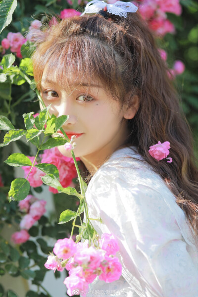 摄影，小晚晚吃饭用小碗
出镜，解药妹妹
