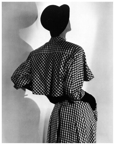 Suzy Parker for Balenciaga, Vogue, 1952
#时尚摄影# ​​​