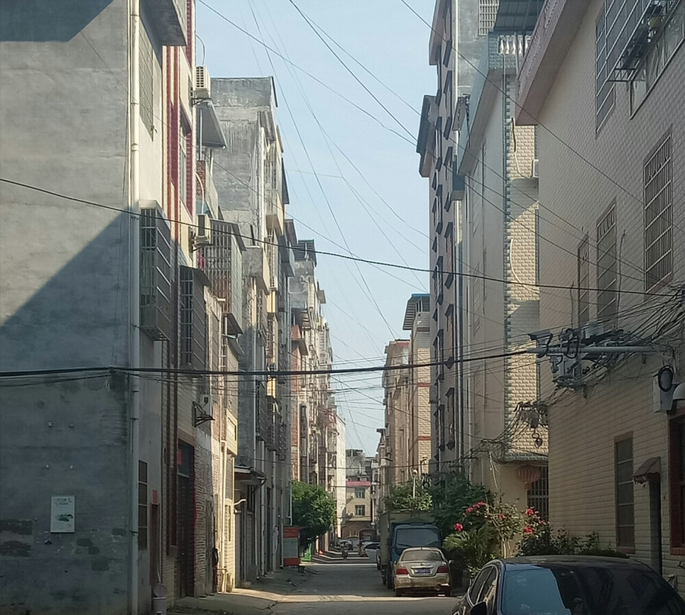 背景 山川河流，陈露白霜。