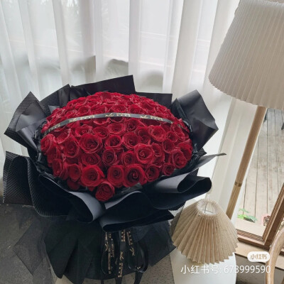 “我不善言辞，但关于爱你，我无法掩饰。” 99 朵经典黑裙