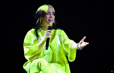 比莉·艾利什（Billie Eilish），2001年12月18日出生于美国加利福尼亚州洛杉矶，美国女歌手、词曲作者、模特。