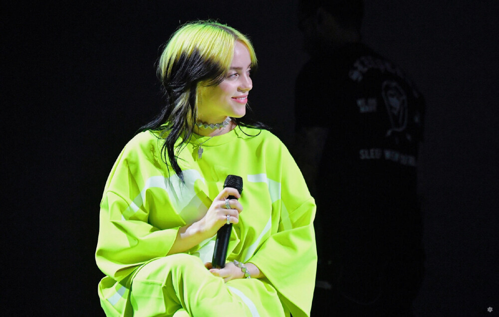 比莉·艾利什（Billie Eilish），2001年12月18日出生于美国加利福尼亚州洛杉矶，美国女歌手、词曲作者、模特。