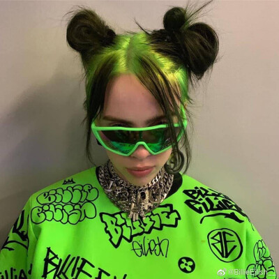 比莉·艾利什（Billie Eilish），2001年12月18日出生于美国加利福尼亚州洛杉矶，美国女歌手、词曲作者、模特。