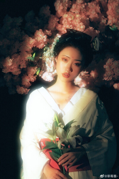 黑暗里的一束光，照你如烟曼丽又懒倦。
摄影@草莓酱-
出境@付兮子丶
第一次尝试在纯黑的暗房里打光，想营造黑暗里一束光的感觉，就像是浩瀚茫然宇宙里的微光，照亮一颗渺小的星辰。谢谢兮子陪我创作！
#成都约…