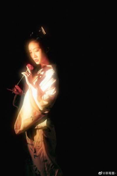 黑暗里的一束光，照你如烟曼丽又懒倦。
摄影@草莓酱-
出境@付兮子丶
第一次尝试在纯黑的暗房里打光，想营造黑暗里一束光的感觉，就像是浩瀚茫然宇宙里的微光，照亮一颗渺小的星辰。谢谢兮子陪我创作！
#成都约…