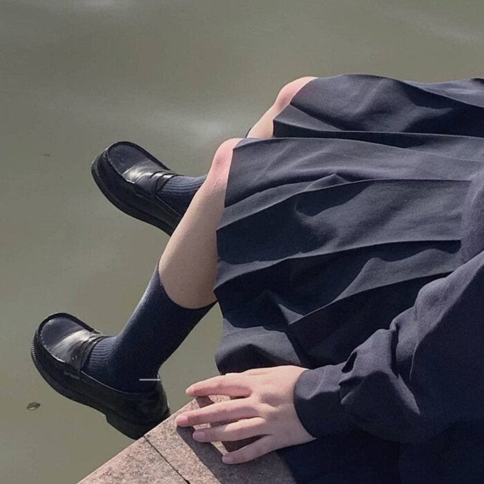 我宁可胃疼疼到晕倒 我宁可淋雨淋到感冒 我宁可痛苦痛到无法呼吸 但我就是不会再去麻烦任何人了。
优质女生头像/情绪化文案/dt林七。
