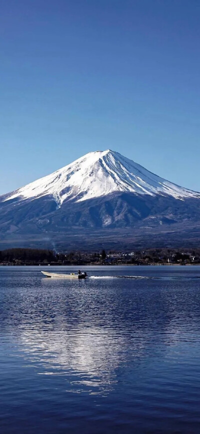 
星空迷上了山野，有雾有灯也有归人。
