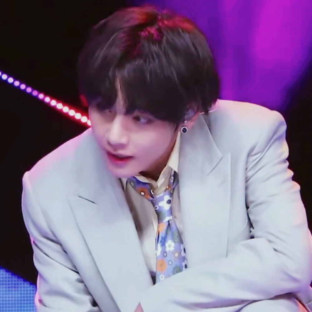 "神不垂怜我，佛也不渡我，还好有你爱我"