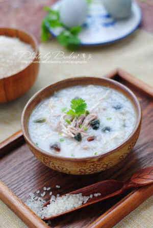 皮蛋瘦肉粥*

【皮蛋瘦肉粥】
皮蛋瘦肉粥是一种在中国广东很常见的粥，以切成小块的皮蛋及咸瘦肉为配料。皮蛋瘦肉粥在香港很受欢迎，所有粥面专门店及中式酒楼都必有这种粥提供。不过，不同餐厅的煮法略有不同：有的以搅碎了的猪肉，亦有以切成丝的猪肉。采用不同的瘦肉，会为粥带来不同的口感，但味道则相去不远。