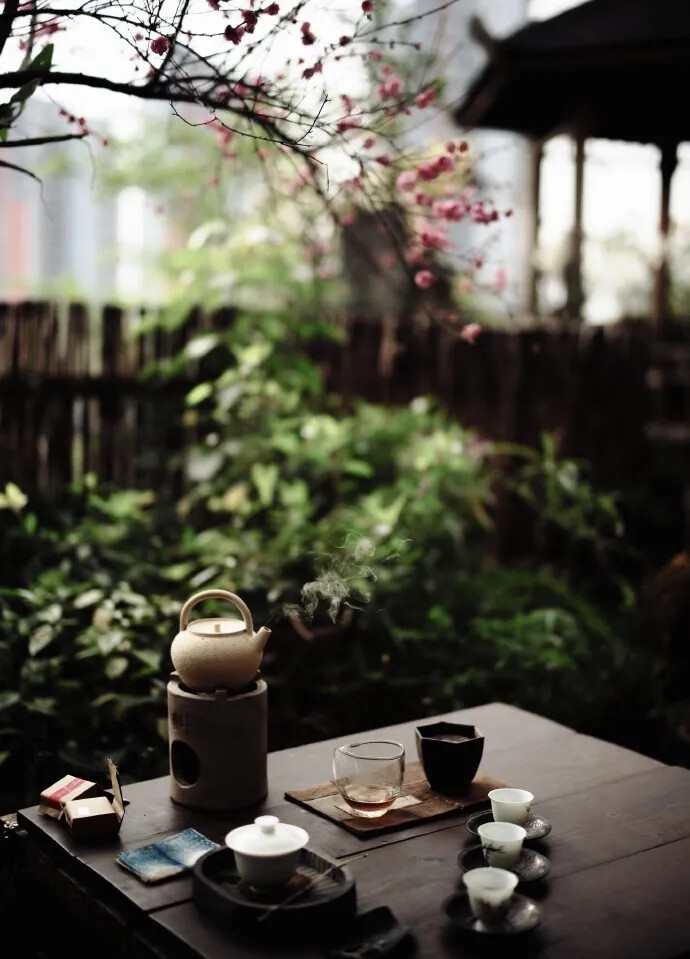 【原创】《茶》
过尽千帆，尽是流水
我在等你，在云峰
回望，只是一叶浮沉
安静如云，动与不动
只为与你的相遇
哪个瞬间，一切如初
在一曲琴韵里氤氲如墨
目光如许，凝眸无语
落花满径，知是风来
心在眺望，影子在等待
一笑回眸，泯然莞尔
抑或嫣然娉婷，之后
重新归于陌生，我不懂你
亦如你不懂我，苦涩过后
我是你唇齿间的余香
你若懂我，我必不负你
耽此一生，不过迎来送往
那指尖滑落的温柔
是我心底的苦，心事
由你去品，你可知我？
我知道，你终必弃我而去
也许，你我的相识
只不过是为了一个故事
我不过是你故事里的配角
我自来处来，你自去处去
相识不必相怨，亦不必
相恨，以水为媒原本是
淡而又淡的事，若如你心
自必留香，尖尖