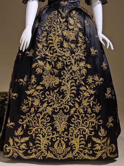 1845年葡萄牙宫装，洛杉矶城市艺术博物馆收藏，据说属于王后玛丽亚二世本人，全黑色丝绸，金线刺绣，拖尾长达3.04米，领口和袖口有薄纱装饰。黑色宫装比较少见，但不得不说，和金色真是绝配啊。 ​​​