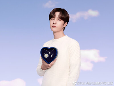SWAROVSKI施华洛世奇：
#爱的表白# 表白季来临，施华洛世奇携手代言人@UNIQ-王一博，为你送上甜蜜祝福，线上线下都将有不同的专属限量明信片等待解锁！从5月11日至5月28日，欢迎体验到店惊喜，详情请关注后续微博官…