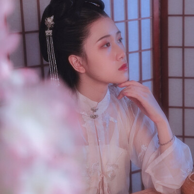 “有约不来过夜半，闲敲棋子落花灯”
微博自截 古风汉服女生头像