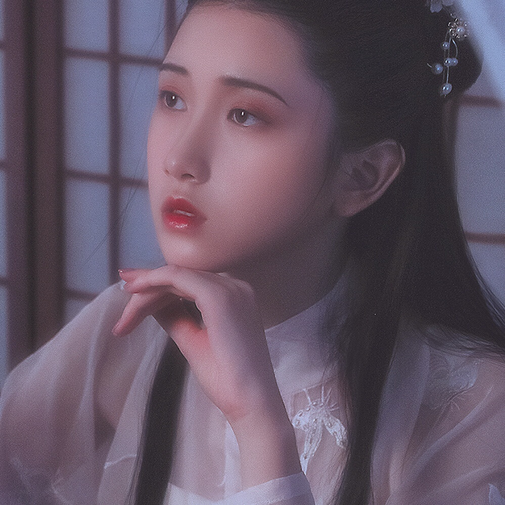 “有约不来过夜半，闲敲棋子落花灯”
微博自截 古风汉服女生头像