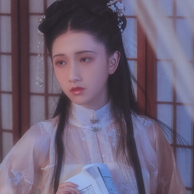 “有约不来过夜半，闲敲棋子落花灯”
微博自截 古风汉服女生头像