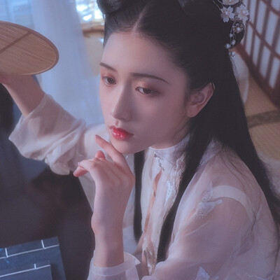 “有约不来过夜半，闲敲棋子落花灯”
微博自截 古风汉服女生头像