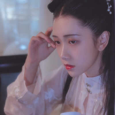 “有约不来过夜半，闲敲棋子落花灯”
微博自截 古风汉服女生头像