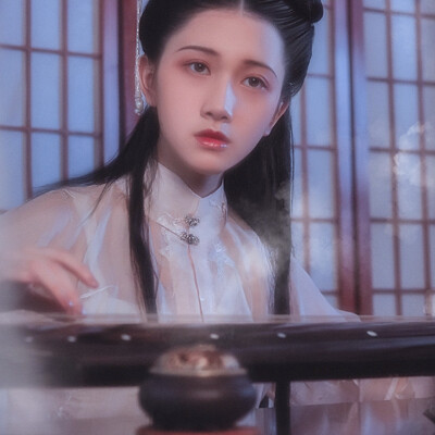 “有约不来过夜半，闲敲棋子落花灯”
微博自截 古风汉服女生头像