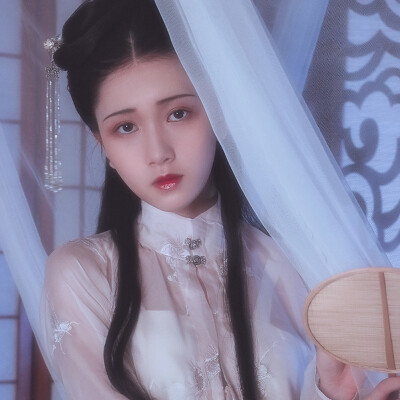 “有约不来过夜半，闲敲棋子落花灯”
微博自截 古风汉服女生头像