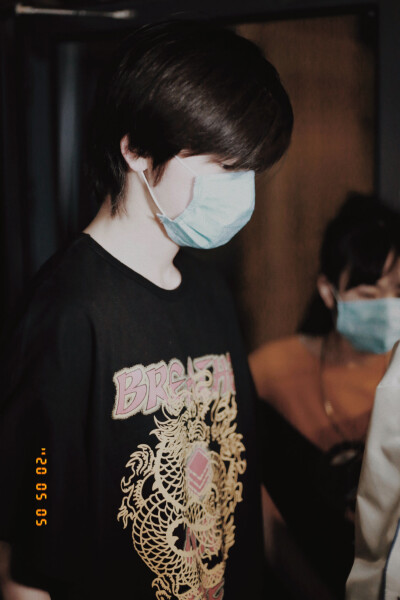 -「7%的小脾气和93%的喜欢你
中和成了
最后的100%温柔爱你」
200505 下班 ​​​