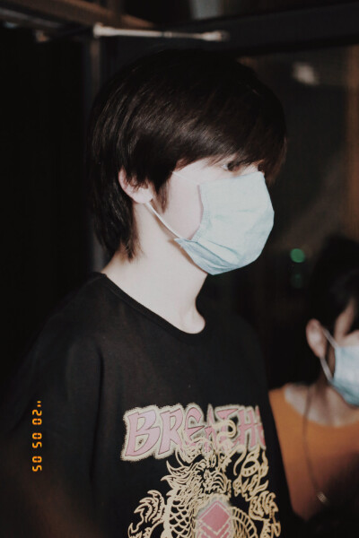 -「7%的小脾气和93%的喜欢你
中和成了
最后的100%温柔爱你」
200505 下班 ​​​