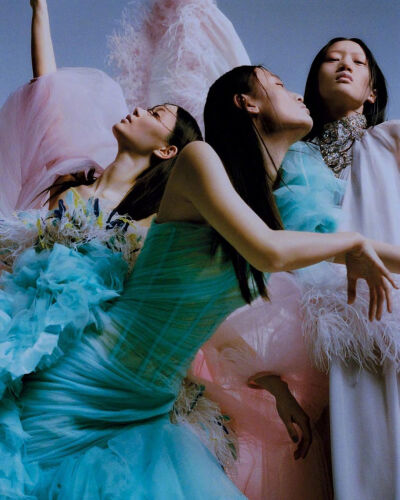 Vogue Poland May 2020 波兰版VOGUE 五月刊 “Teatr Zaangazowany”主题, 国模刘婷蕾, 华依澜 与NamYoon Kim出镜。