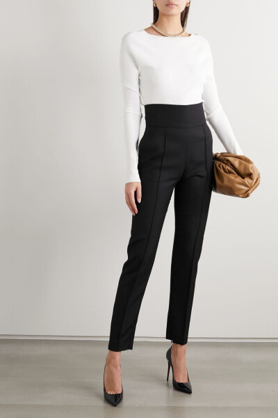 Christian Louboutin 这款高跟鞋得名自超模 Kate Moss，配有优雅利落的超尖鞋头。单品以经典的黑色漆皮于意大利制成，配有品牌标志性的红色漆底。不妨搭配连衣裙或是精裁裤。